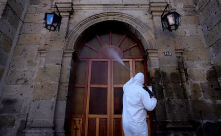 Así limpian las calles en Guadalajara por el coronavirus