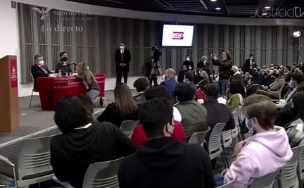 Confrontan a presidente de la Corte y se arrodillan: así defienden familiares a acusadas de homicidio de Federico Gertz