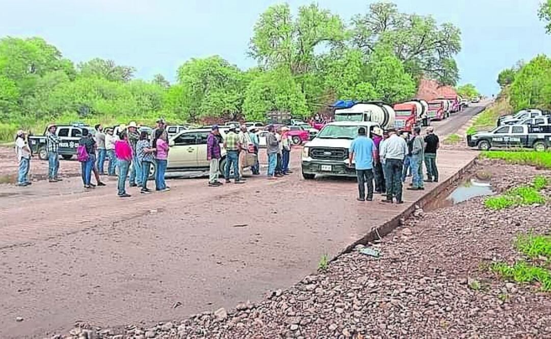 Habitantes de Bacoachi mantienen un bloqueo para impedir el paso de pipas de Grupo México, pues denuncian robo de agua del río. Foto: Especial