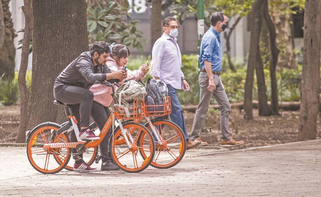 El sábado, residentes y visitantes de la colonia Condesa realizaron diversas actividades en las calles sin guardar distancia, unos con cubrebocas y otros sin él, aunque su utilización ha sido recomendada por las autoridades. Foto: GERMÁN ESPINOSA