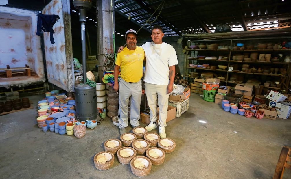 Misael ha aprendido de su padre Uriel la técnica para crear diversas piezas. Foto: Luis Camacho / EL UNIVERSAL