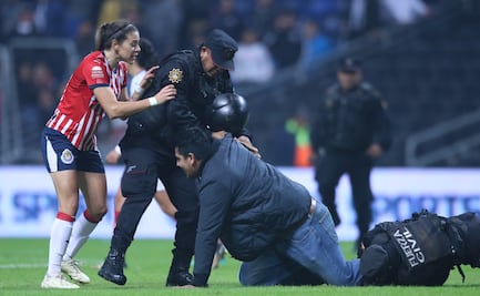 Invaden cancha por buscar foto con Norma Palafox