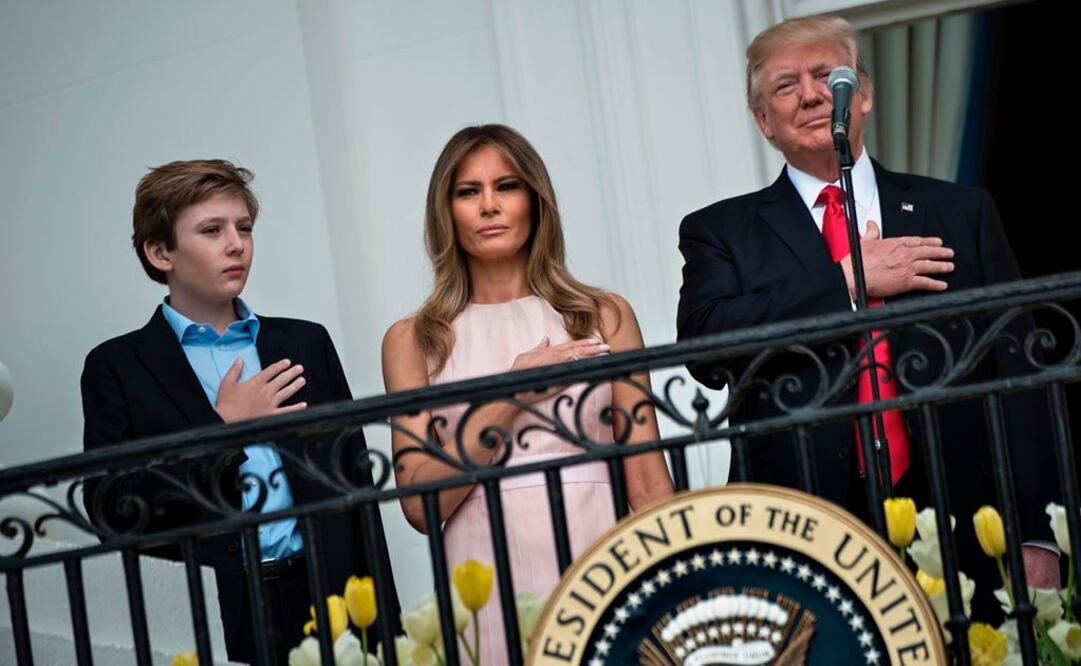 Melania recuerda a Trump qué hacer durante el himno