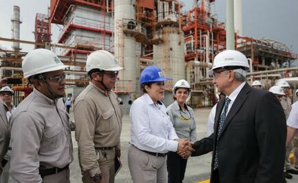 AMLO acusa que gobiernos anteriores robaron dinero de las reconfiguraciones de refinerías