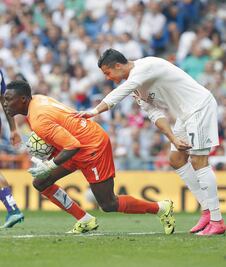 Real Madrid, sin pólvora, cede la cima