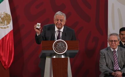 AMLO presenta su trébol de seis hojas de la buena suerte