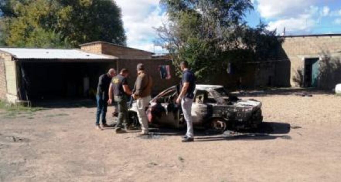 Grupo criminal incendia casas en Chihuahua y secuestra a dos personas