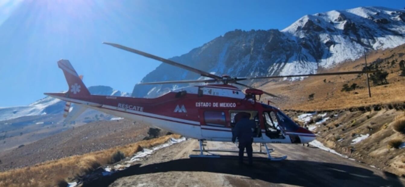 Vuelca camioneta de turistas rumbo al Nevado de Toluca; reportan 15 lesionados