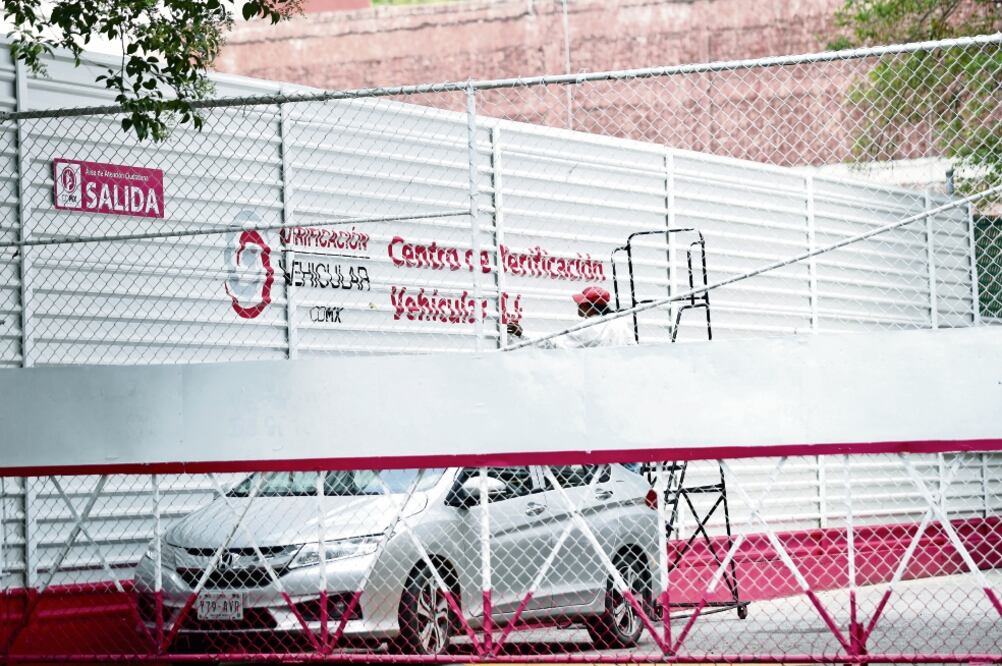 En algunos sitios trabajadores sólo dan los últimos detalles como la pinta de leyendas o soldaduras. Los equipos para la revisión, afirman, están listos. Foto: VALENTE ROSAS. EL UNIVERSAL