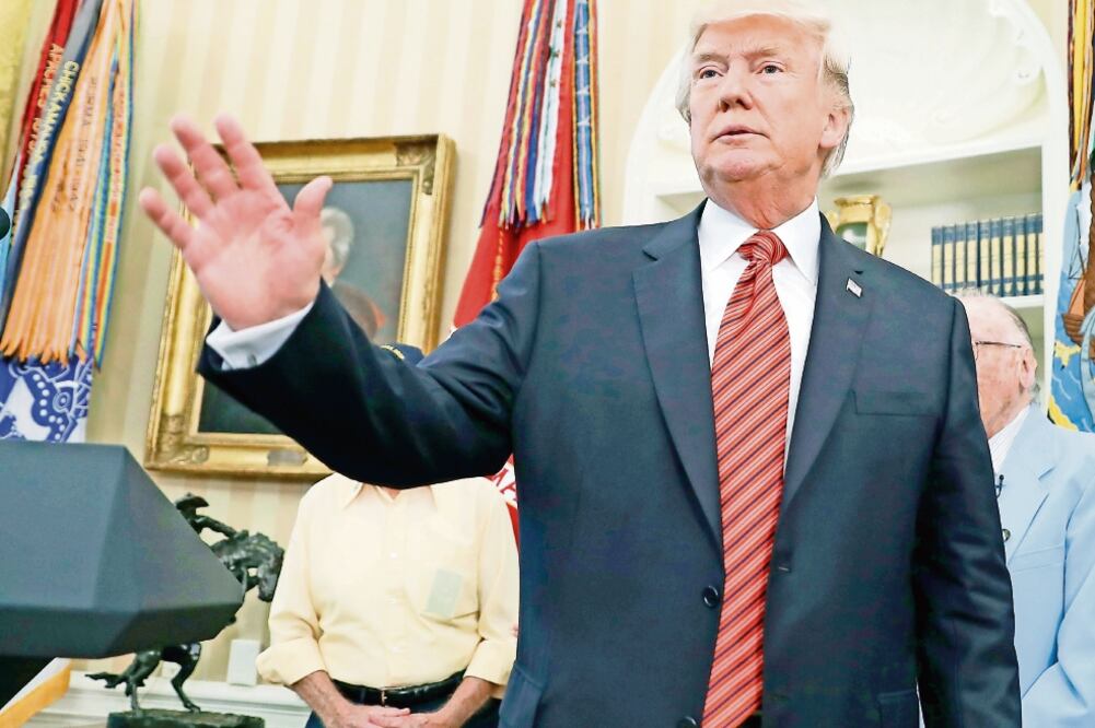 Trump, tras su reunión con sobrevivientes del ataque en Pearl Harbor. Uno de los abogados del mandatario, Mark Corallo, presentó ayer su renuncia (ALEX BRANDON. AP)