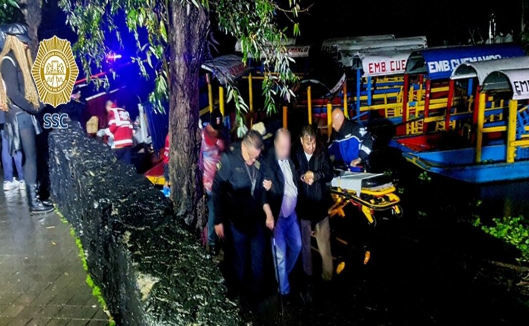 Rescatan a 30 personas varadas en trajinera; quedó atascada en canal de Xochimilco. Foto: Especial