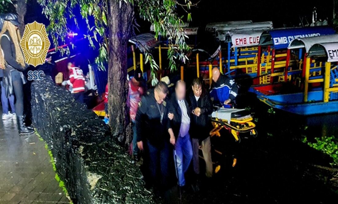 Rescatan a 30 personas varadas en trajinera; quedó atascada en canal de Xochimilco. Foto: Especial