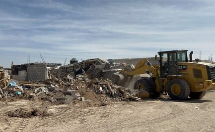 Desalojan a 150 familias que habitaban viviendas irregulares desde hace más de 10 años en Coahuila; maquinaria destruye casas