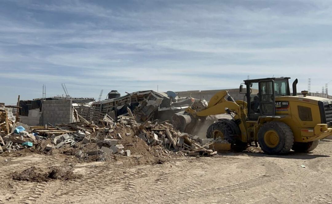 Dos retroexcavadoras comenzaron desde temprana hora a derribar las viviendas de las 150 familias con casas irregulares en Coahuila (20/02/20254). Foto: Francisco Rodríguez / EL UNIVERSAL