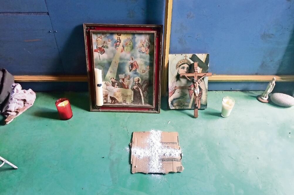 La familia de Eduardo Catalino colocó una pequeña ofrenda en el lugar donde los agentes les dispararon a quemarropa (CORTESÍA)