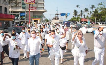 Candidato a Acapulco encabeza marcha contra violencia política a 3 días de sufrir atentado