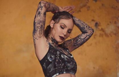Belinda cambia de look y se tatúa el cuerpo
