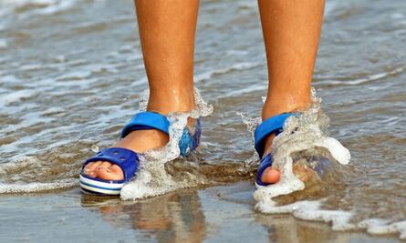 Papá transforma los zapatos de su bebé para que le duren en la niñez; se lleva los aplausos 