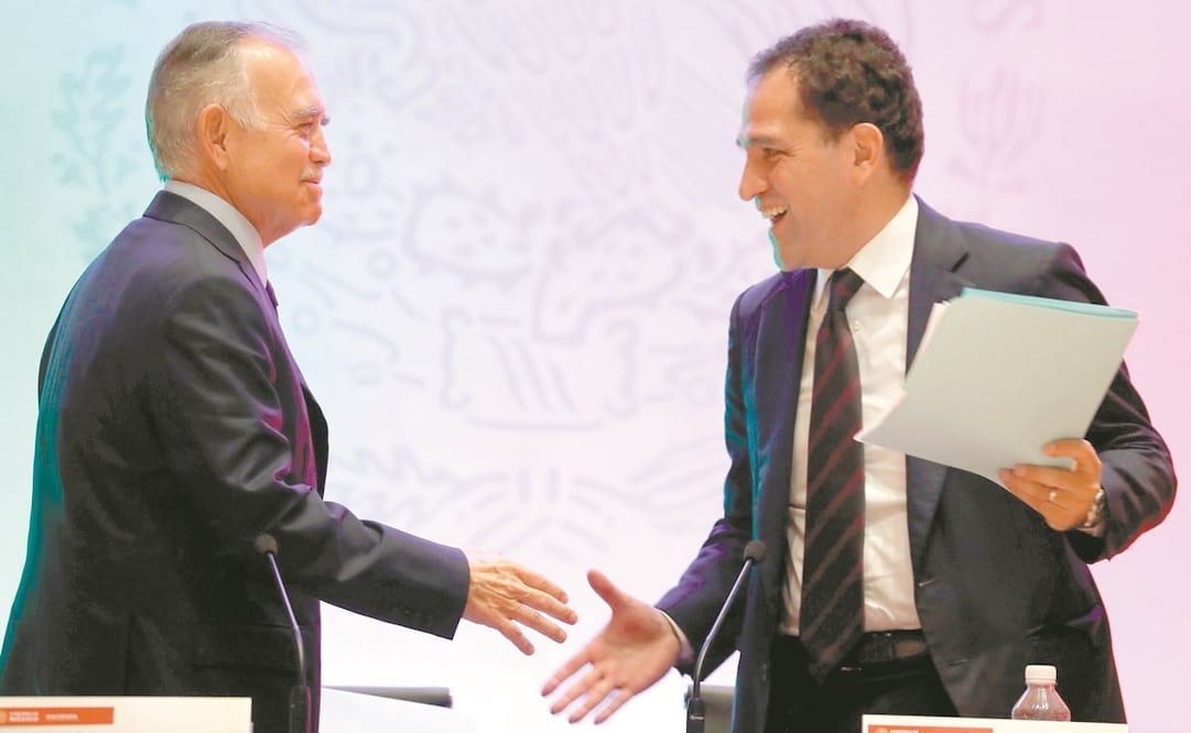 Alfonso Romo, jefe de la Oficina de la Presidencia, saluda a Arturo Herrera, secretario de Hacienda, antes de la conferencia en Palacio Nacional, en la que anunció que se acelerarán proyectos de infraestructura aprobados. Foto:
