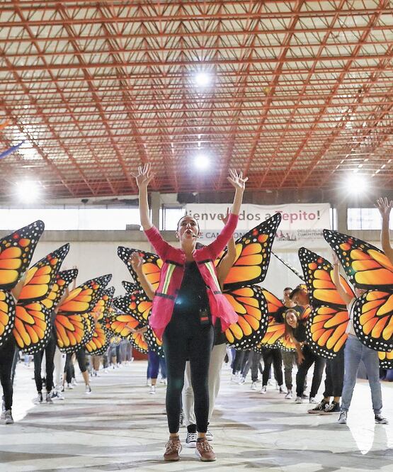 Una centena de voluntarios ensayan en el Deportivo Morelos las coreografías que presentarán en el Desfile Internacional del Día de Muertos. Los jóvenes recorrerán diversas calles desde el Zócalo, pasando por Reforma y Bosque de Chapultepec para concluir e