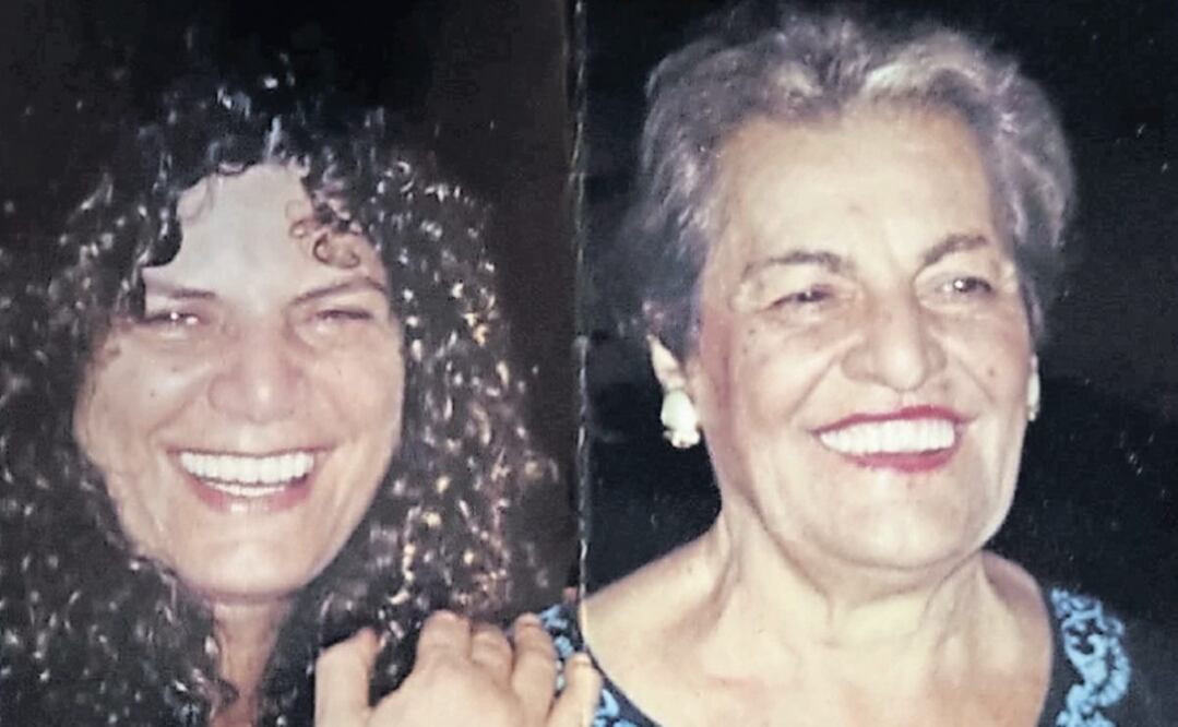 La cantante Denisse de Kalafe con su madre, Linda de Kalafe, quien la inspiró a seguir su carrera.