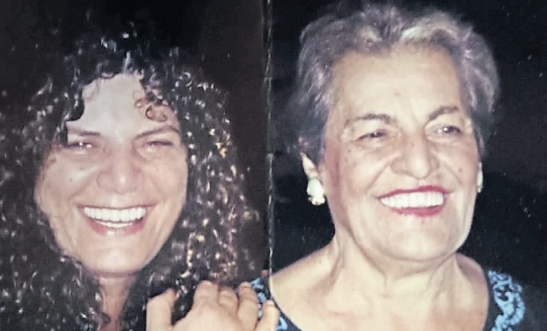La cantante Denisse de Kalafe con su madre, Linda de Kalafe, quien la inspiró a seguir su carrera.