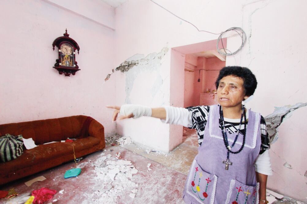 La mayoría de los pobladores pasan las horas en una angustiosa espera, en medio de la destrucción de sus viviendas. (OMAR CONTRERAS. EL UNIVERSAL)