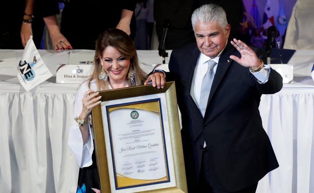 La presidenta de la Junta Nacional de Escrutinio, Nivia Castrellón posa con José Raúl Mulino sosteniendo el acta de proclamación de Mulino como presidente electo de Panamá. Foto: EFE