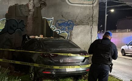 Automóvil se estrella contra estructura de Secretaría del Agua en Viaducto Tlalpan; dos personas resultaron lesionadas