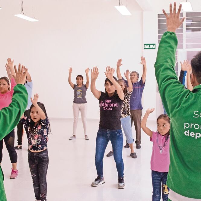 En los Pilares hay promotores que fungen como profesores de futbol, voleibol, fotografía, zumba, fitness y teatro, entre otras actividades. MOISÉS PABLO. CUARTOSCURO