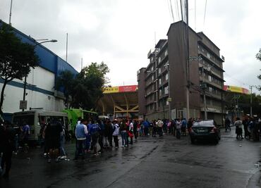 Pese a prohibición, caravanas toman rumbo al Azteca