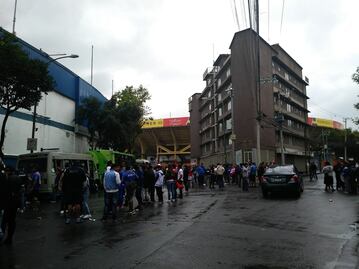 Pese a prohibición, caravanas toman rumbo al Azteca