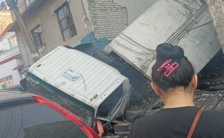 Camión sin frenos se estrella contra casas en Naucalpan; reportan posibles lesionados en San Mateo Nopala