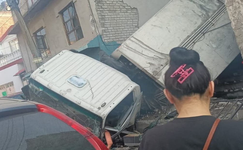 Camión sin frenos se estrella contra casas en Naucalpan; reportan posibles lesionados en San Mateo Nopala. Foto: Especial