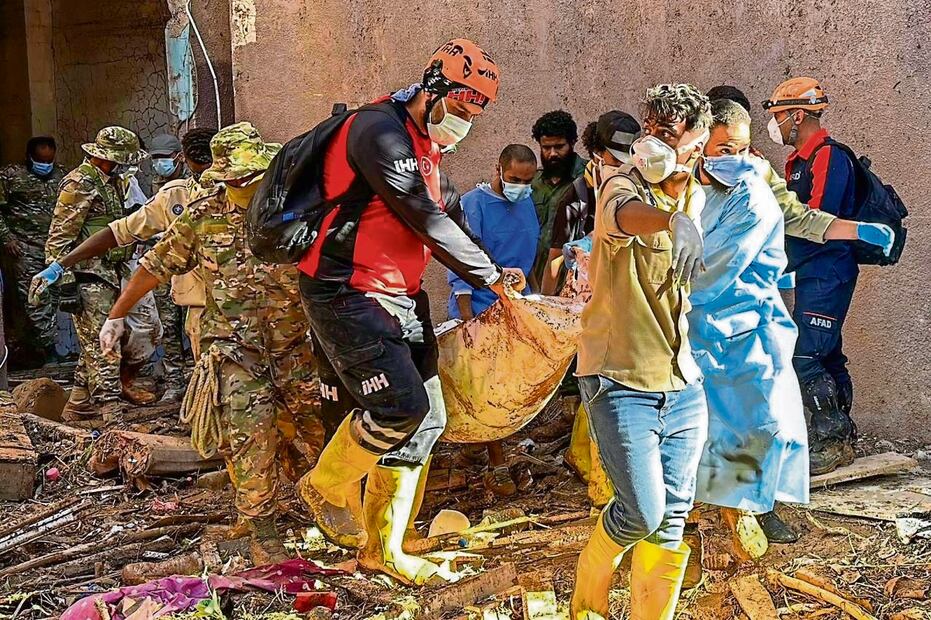 Rescatistas recuperan el cuerpo de una víctima de la inundación en Derna. Foto: AP
