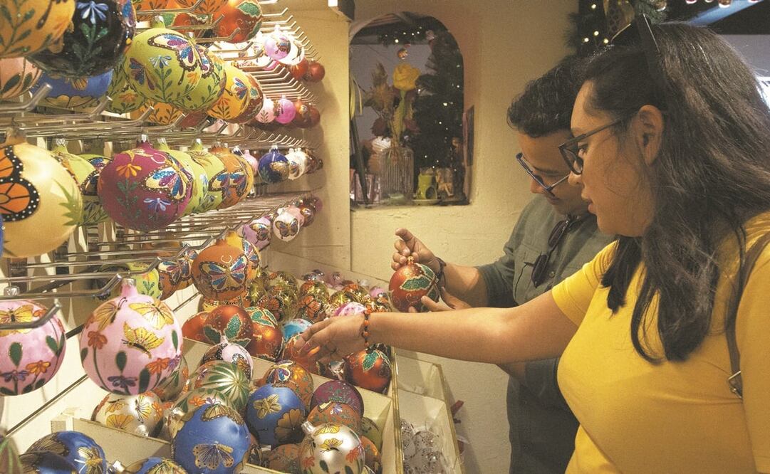 El proceso de elaboración de las esferas tradicionales de Tlalpujahua, Michoacán, es con un vidrio que se adquiere de Italia, Alemania, Brasil o Estados Unidos. Fotos: Charbell Lucio. EL UNIVERSAL