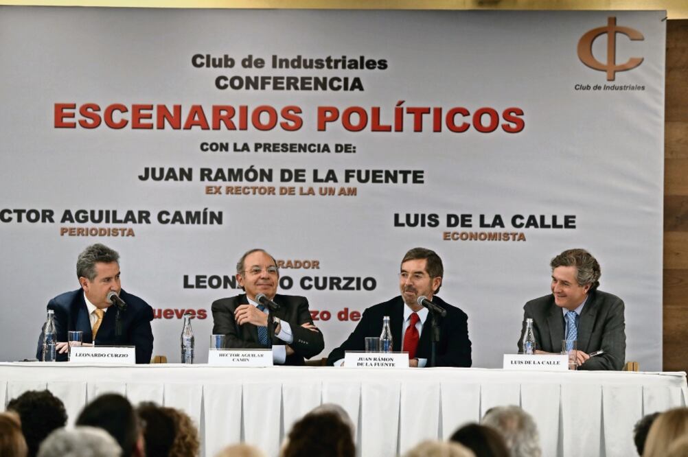 Leonardo Curzio, Héctor Aguilar, Juan Ramón de la Fuente y Luis de la Calle, durante “Escenarios Políticos”, organizado por el Club de Industriales. En su participación, De la Fuente calificó como fatal el actual marco jurídico electoral. (VALENTE ROSAS)