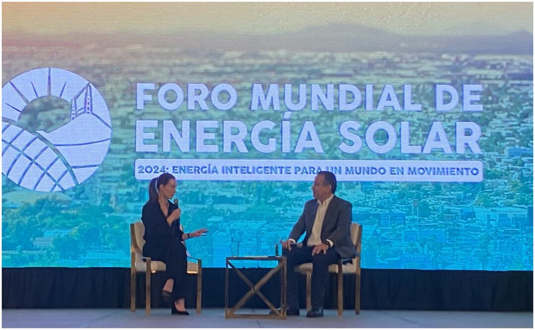 La ex Primer Ministra de Finlandia, Sanna Marín y el alcalde de Hermosillo, Antonio Astiazarán durante el Foro Mundial de Energía en Hermosillo, Sonora (4/12/2024). Foto: Amalia Escobar / EL UNVIERSAL