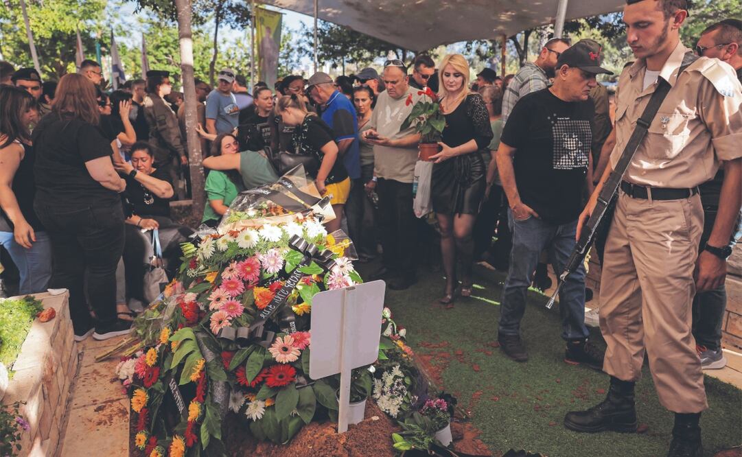 Familiares participan en la ciudad de Rishon LeZion en el funeral de un sargento israelí muerto en acción en la Franja de Gaza. Foto: de AHMAD GHARABLI. AFP