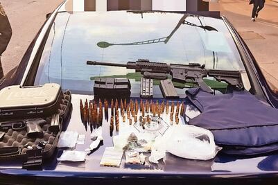 Detienen a hombre con rifle de asalto y chaleco antibalas