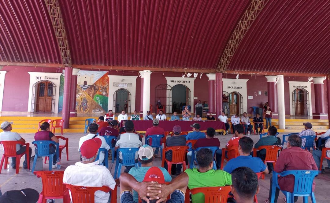 Funcionarios de la Segob y la CFE escucharon la petición de las autoridades auxiliares de bienes comunales de San Miguel Chimalapa. Foto: Especial