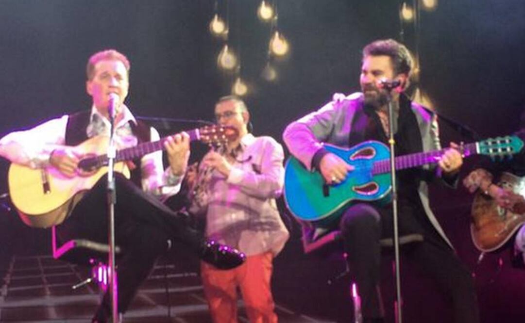 Un solo de saxofón fue el preámbulo de una romántica sesión acústica. "Es algo nuevo lo que vamos a hacer. Este es el Auditorio número 26 y nos da mucho gusto compartirlo con ustedes", expresó Mijares. FOTO: Twitter/@AuditorioMx.