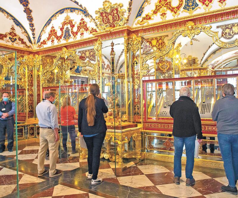 El sábado pasado abrió al público el Green Vault Museum, en Dresden, Alemania, tras el desconfinamiento por la pandemia. Foto: JENS MEYER. AP