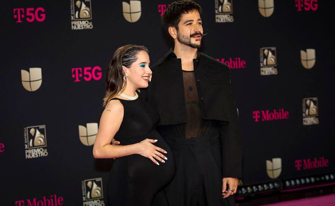 En redes sociales los cantantes crean expectativa en sus seguidores en torno al nacimiento de su primer hijo.