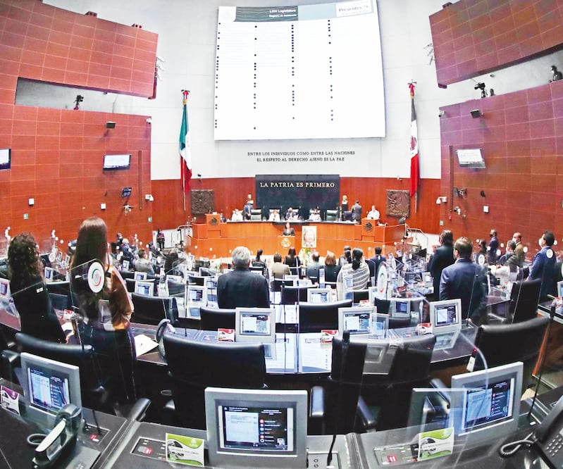 Un retrato del legislador fue colocado a un lado de la tribuna con un arreglo floral y senadores de todas las bancadas montaron guardia. EFE