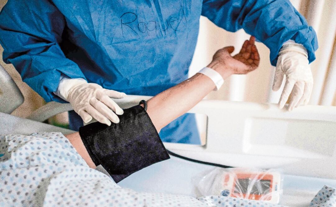 A health worker measures the blood pressure of a patient at the COVID-19 zone of a hospital in Atizapán, Mexico - Photo: Pedro Pardo/AFP