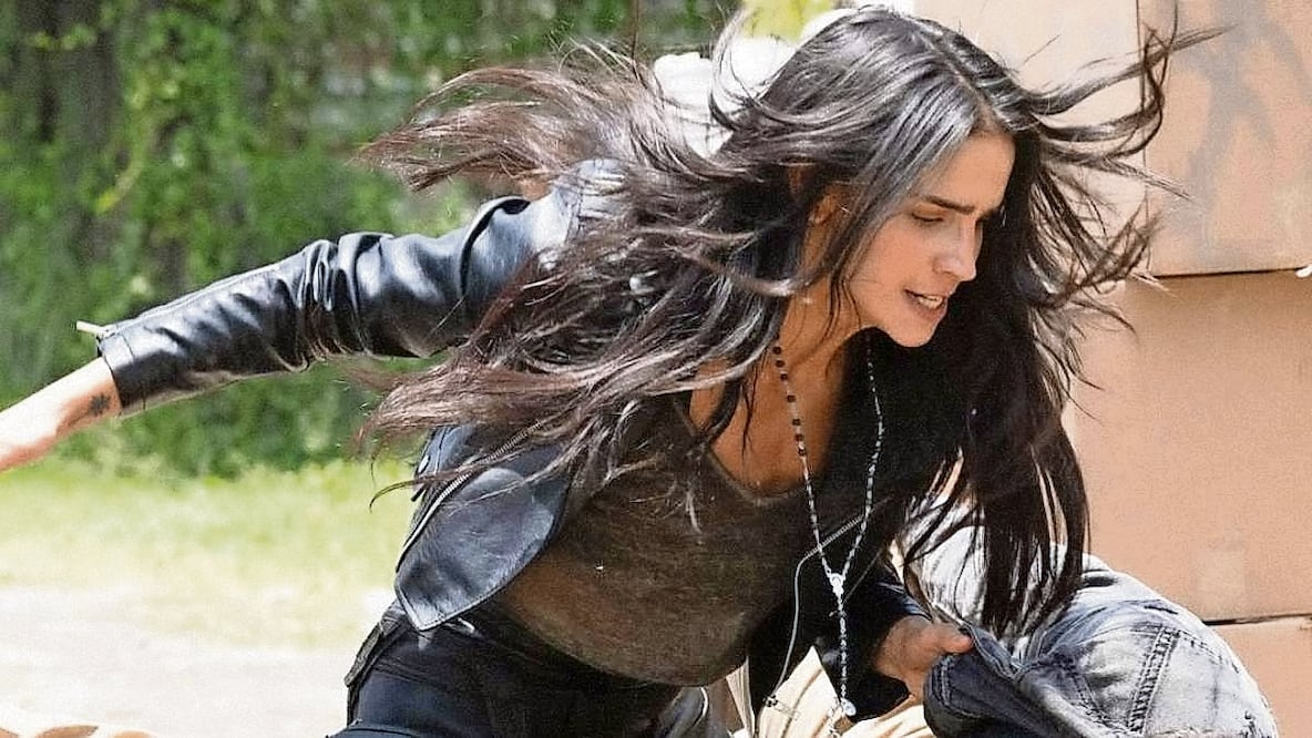 Bárbara de Regil encabeza la serie Rosario Tijeras, que se transmite por el canal gratuito Tubi. Foto: Tubi