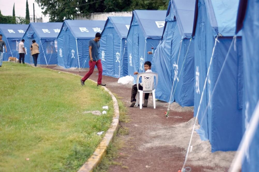 En el deportivo Niños Héroes, familias afectadas por el sismo del pasado 7 de septiembre permanecen en casas de campaña donadas por el gobierno chino. (damnificados b Están cansados de vivir en un albergue; urgen a diagnosticar daños en sus casas JUSTINO)