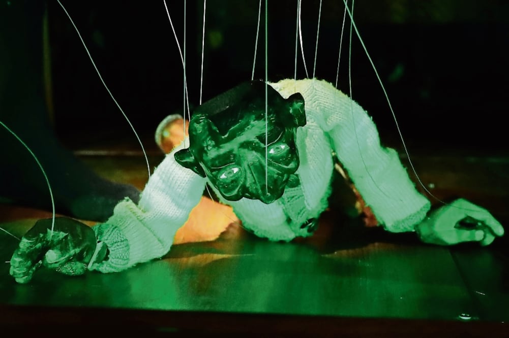 Ensayo de la obra 'Peer Gynt' que Marionetitlán estrenó el sábado pasado en un foro de Coyoacán. La compañía apuesta por ofrecer teatro de marionetas para adultos. (FOTO: ARIEL OJEDA. EL UNIVERSAL)