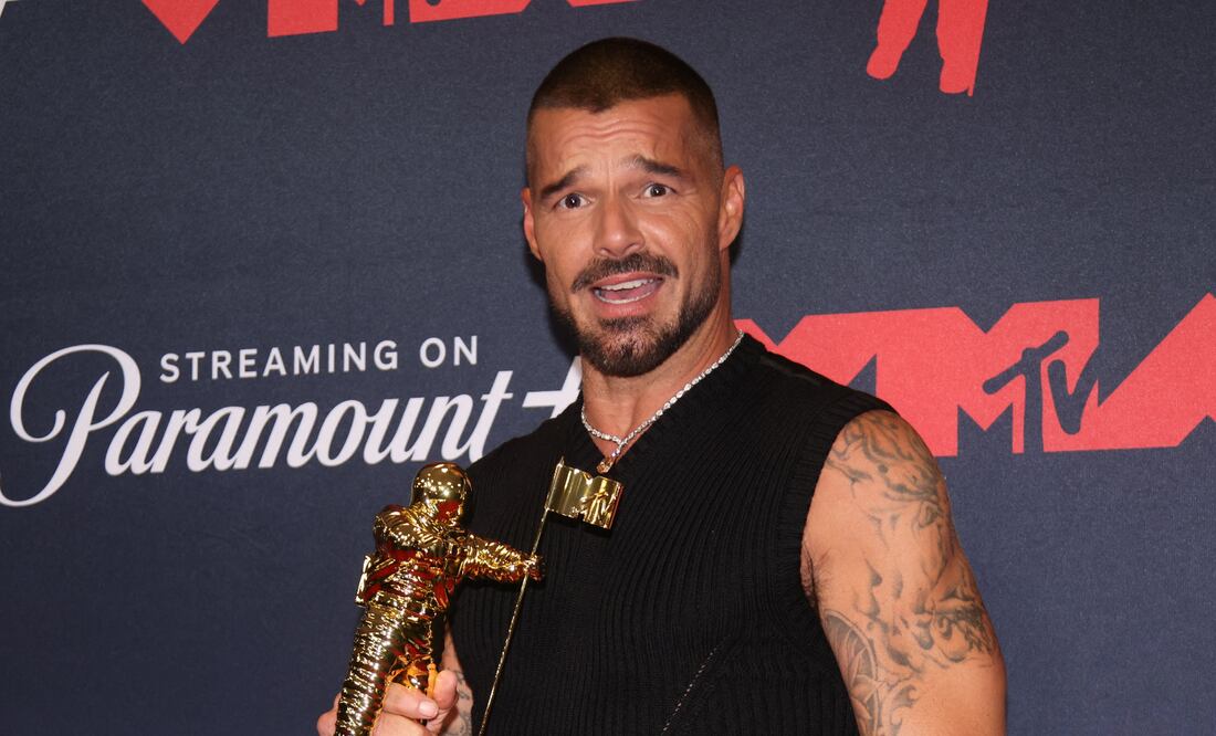 Ricky Martin posando con Latin Icon Award. Foto: Leonardo Munoz / AFP